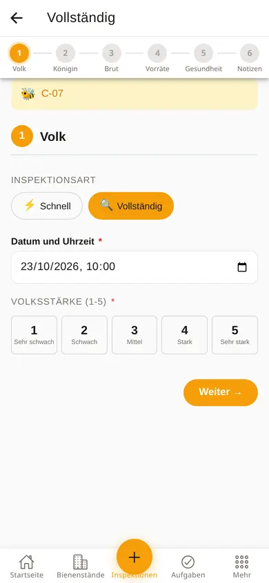 Durchsichtsformular auf dem Handy, mit den Schritten Volk, Königin, Brut, Vorräte, Gesundheit und Notizen sowie der Volksstärke von 1 bis 5.