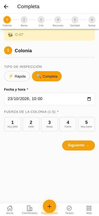 Formulario de inspección en el móvil, con los pasos colonia, reina, cría, recursos, sanidad y notas, y la fuerza de la colonia de 1 a 5.