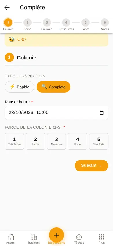 Formulaire de visite sur un téléphone, avec les étapes colonie, reine, couvain, ressources, santé et notes, et la force de la colonie de 1 à 5.